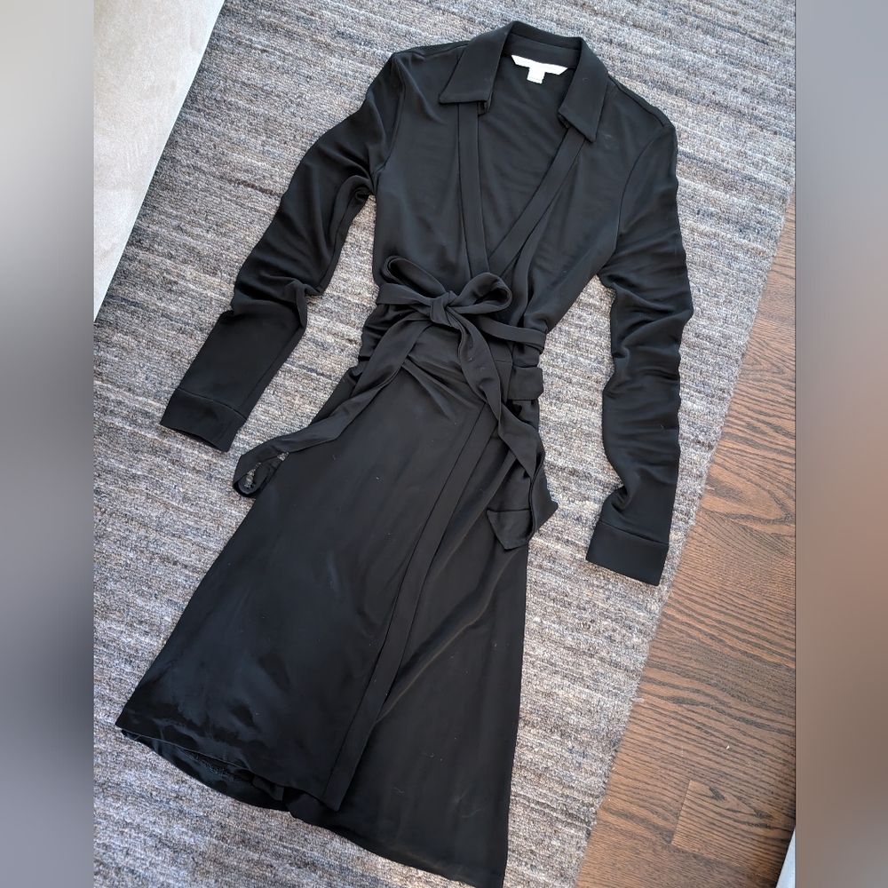 Diane Von Furstenberg Wrap Dress in Black size 6